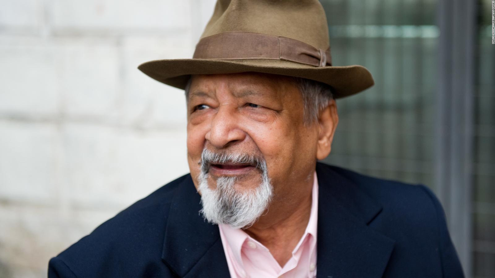Nobel Prize winner V.S. Naipaul poses in Venice ahead of his talk for the Incontri di Civilta event in Venice. (Photo by Marco Secchi/Corbis via Getty Images)